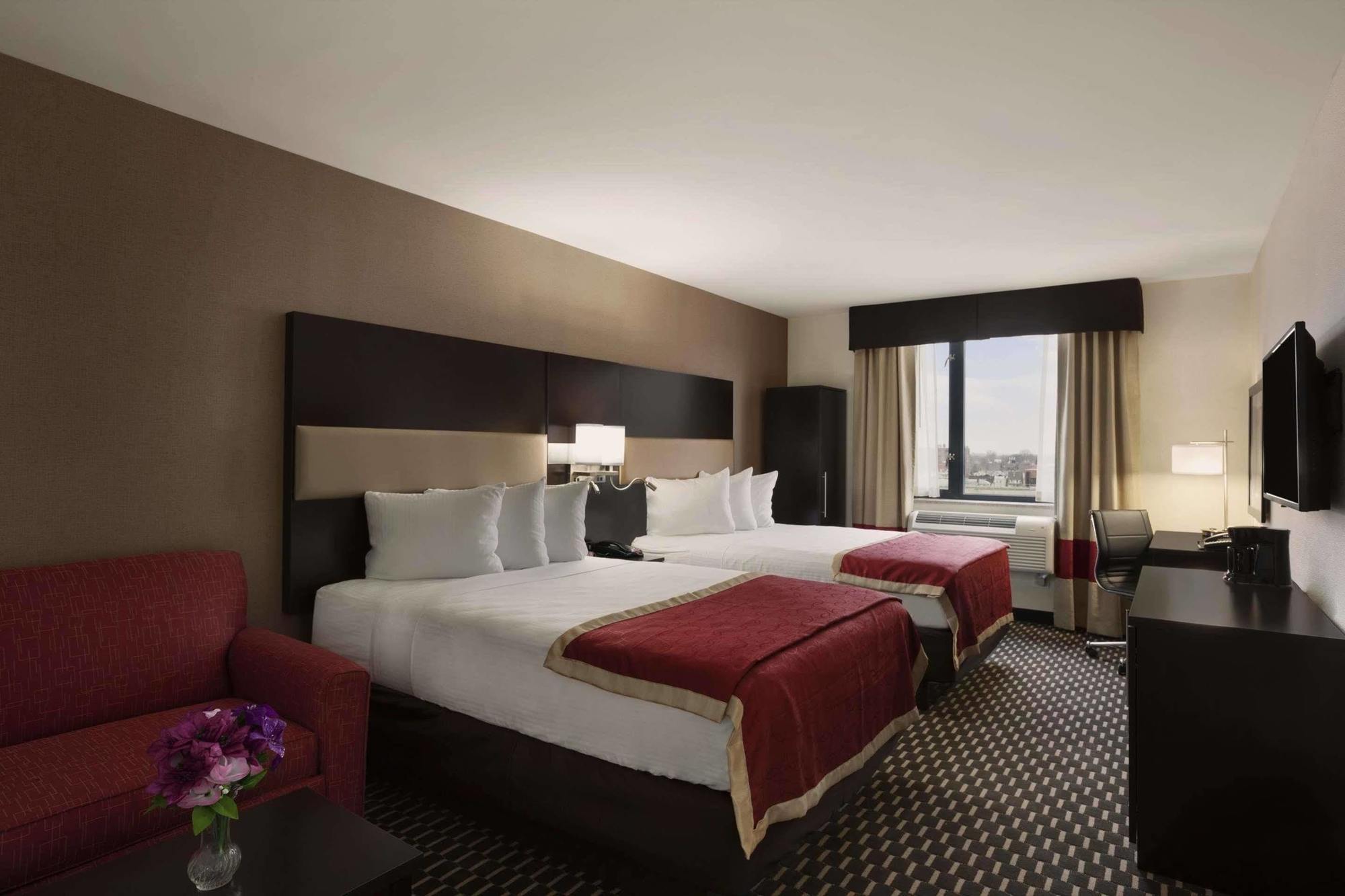Howard Johnson By Wyndham Jamaica Ny Near Airtrain Jfk Ню Йорк Екстериор снимка