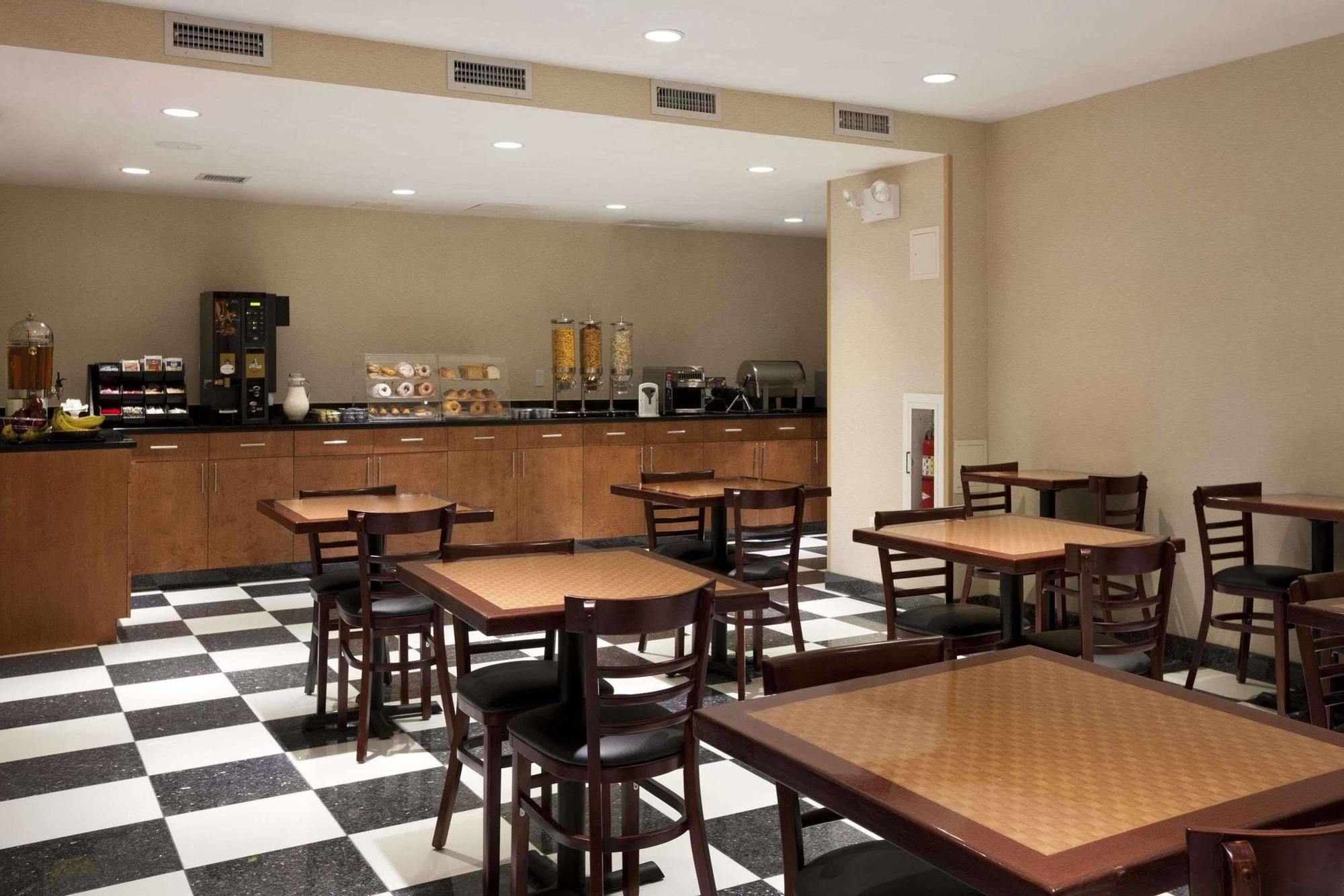Howard Johnson By Wyndham Jamaica Ny Near Airtrain Jfk Ню Йорк Екстериор снимка